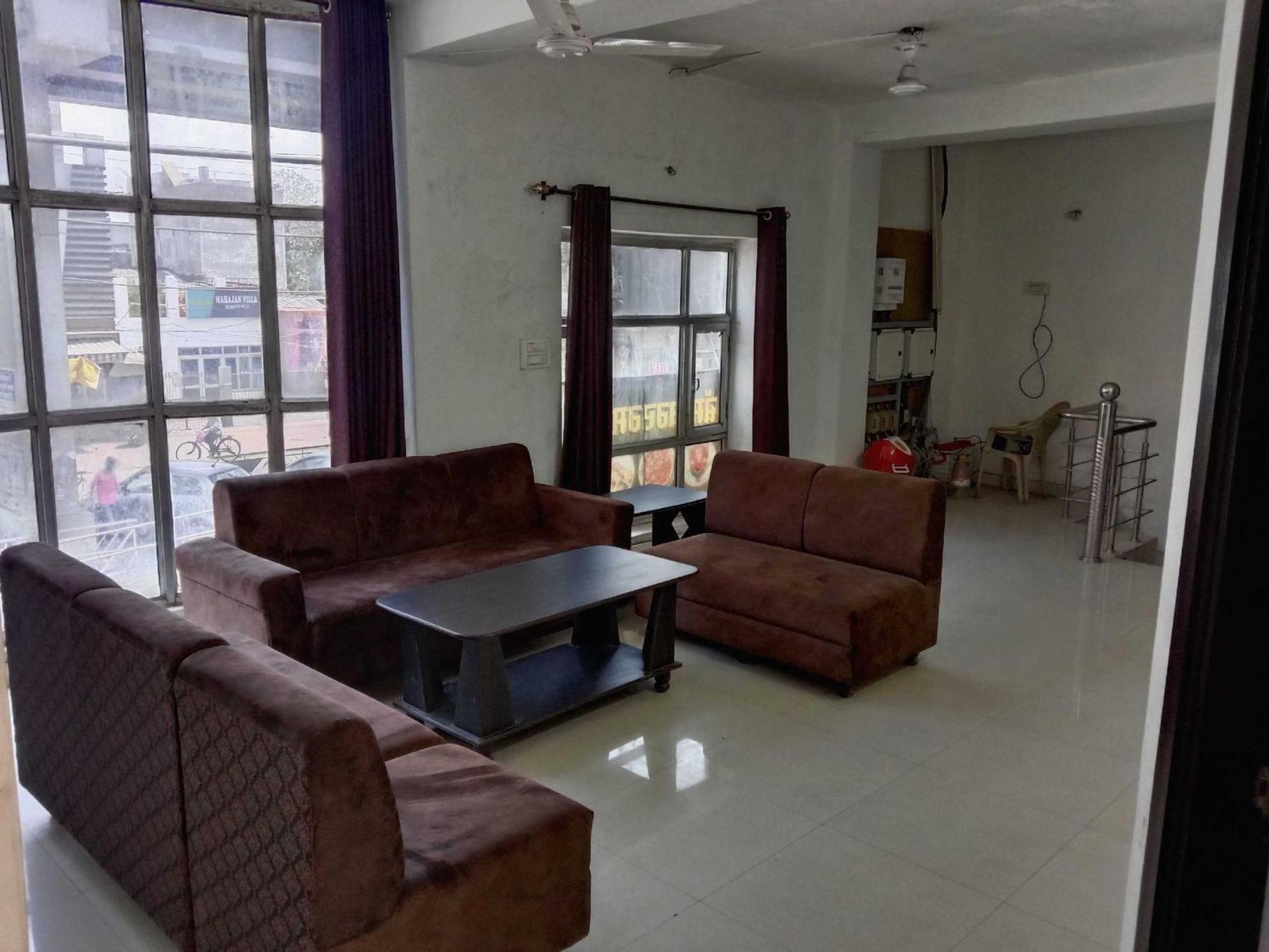 Spot On Deepak Palace 2*